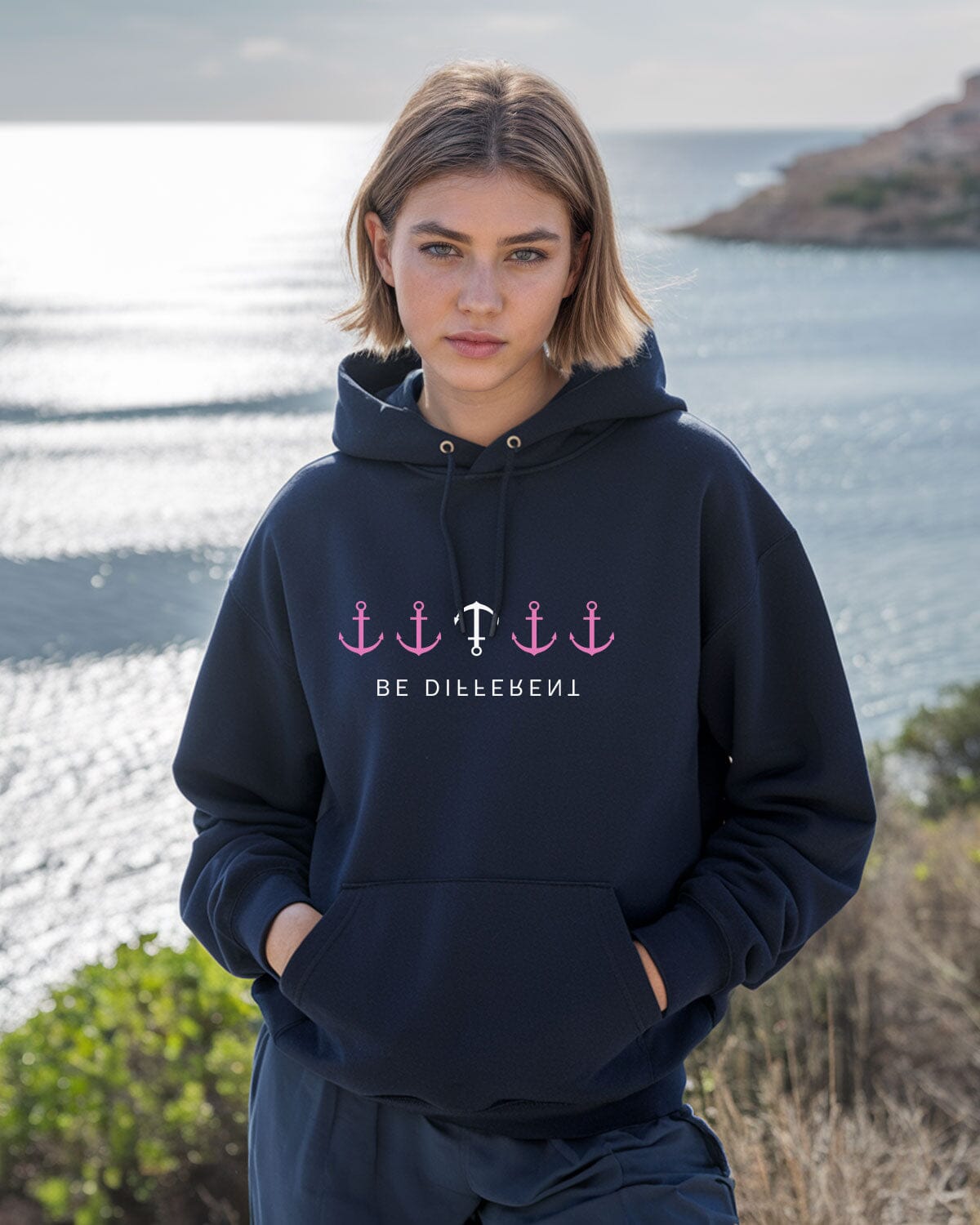 Damen Bio Hoodie mit "be different" Design, perfekt für einen maritimen Freizeit-Look | EMSTSU177 wellenwind.de | navyblue