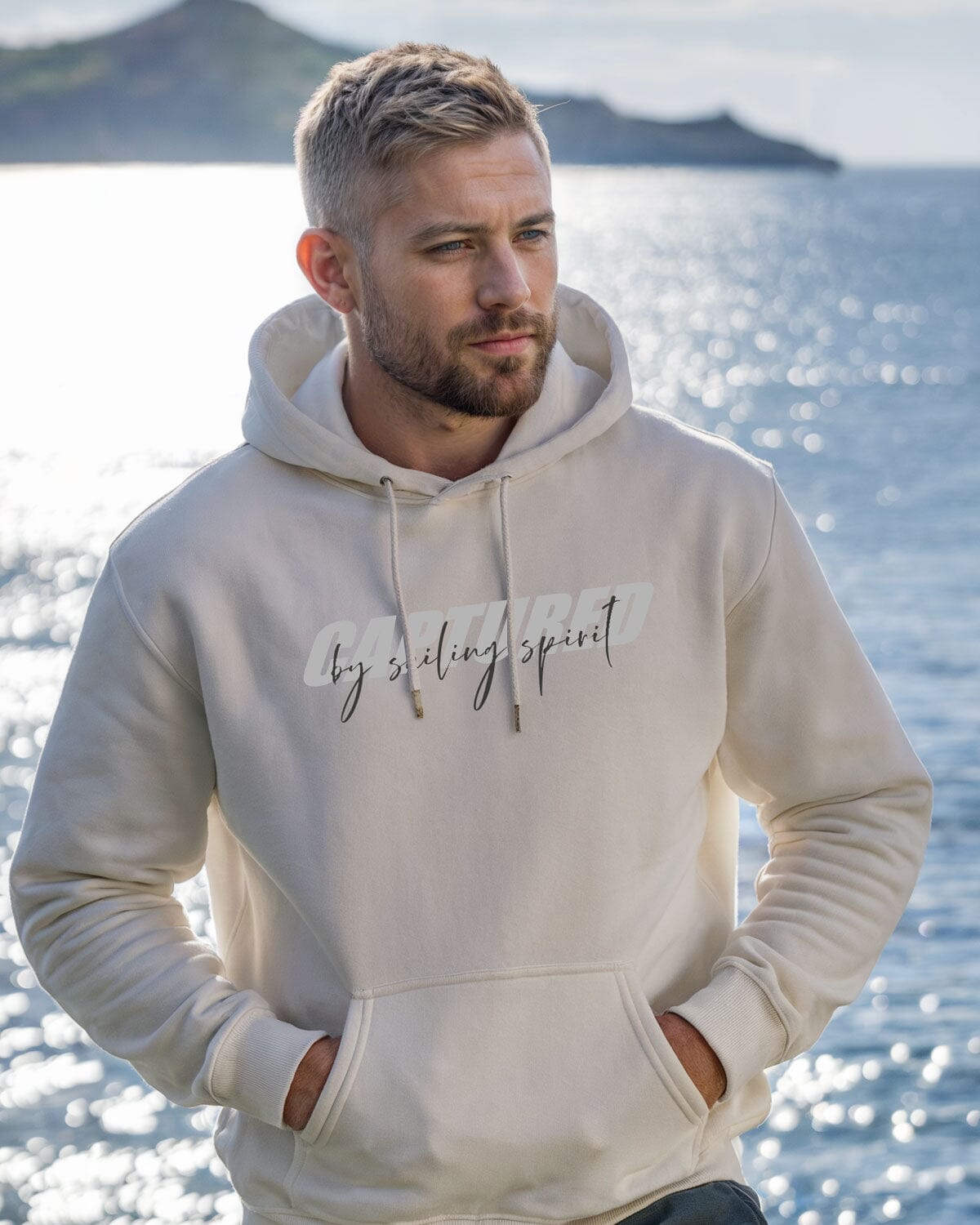 Herren Bio Hoodie mit " captured by sailing spirit" Design, perfekt für einen maritimen Freizeit-Look | EMSTSU177 wellenwind.de | white