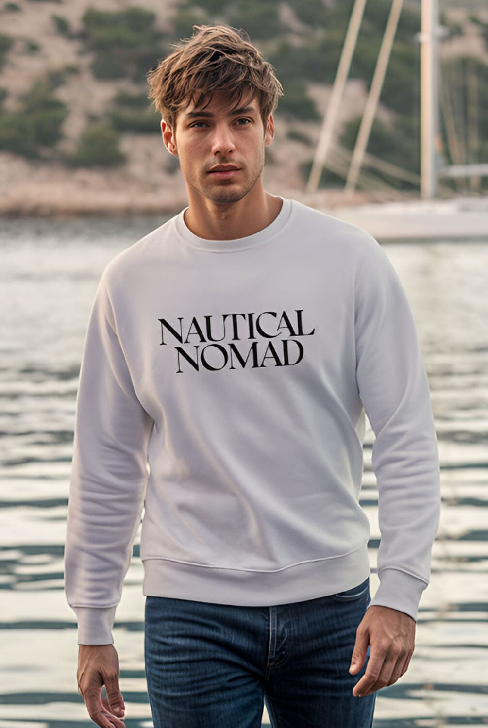 Weicher Bio-Herren Pullover für Segler mit dem Aufdruck Nautical Nomad | wellenwind.de | EMSTSU178 white