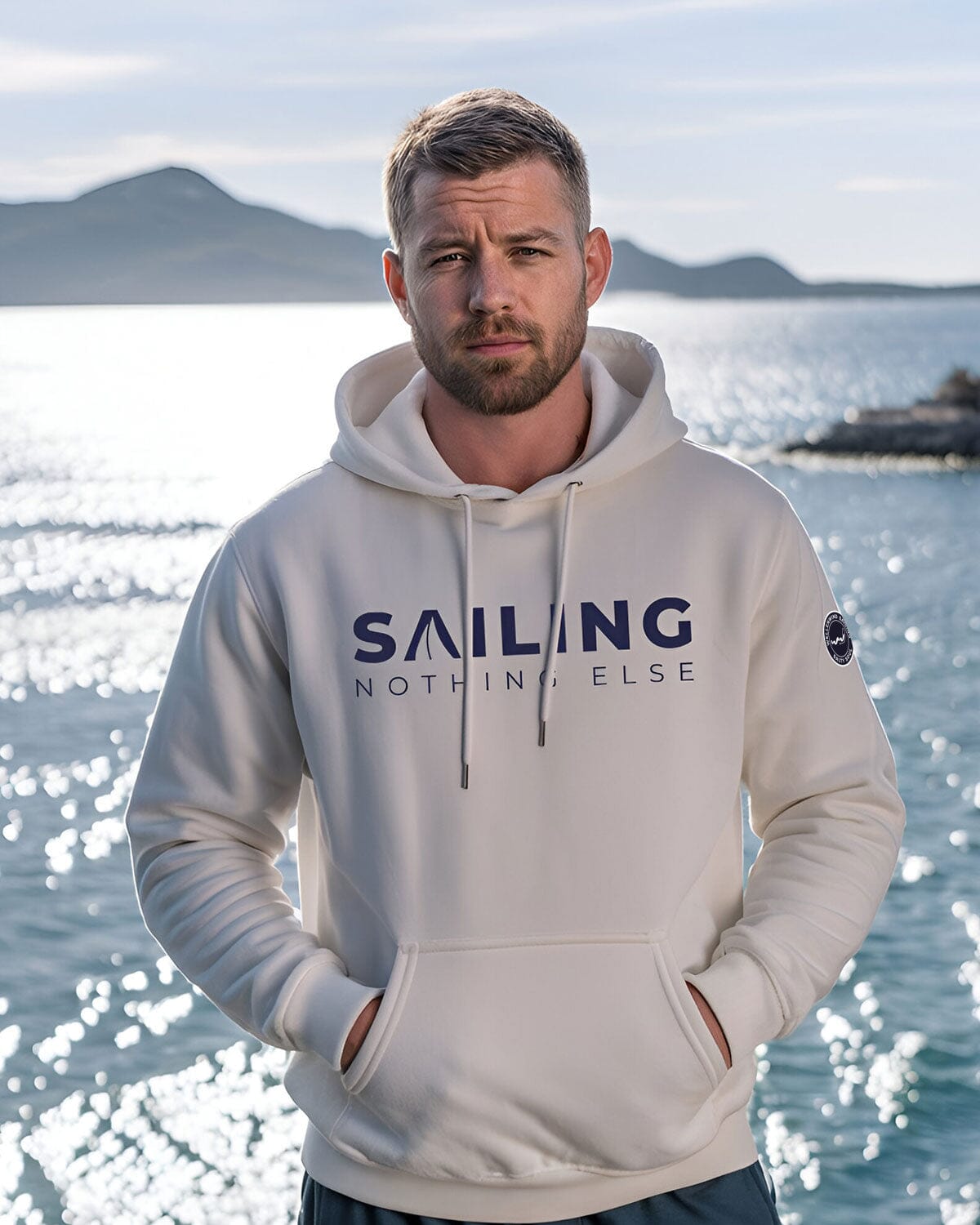 Herren Bio Hoodie mit " sailing nothing else" Design, perfekt für einen maritimen Freizeit-Look | EMSTSU177 wellenwind.de | white