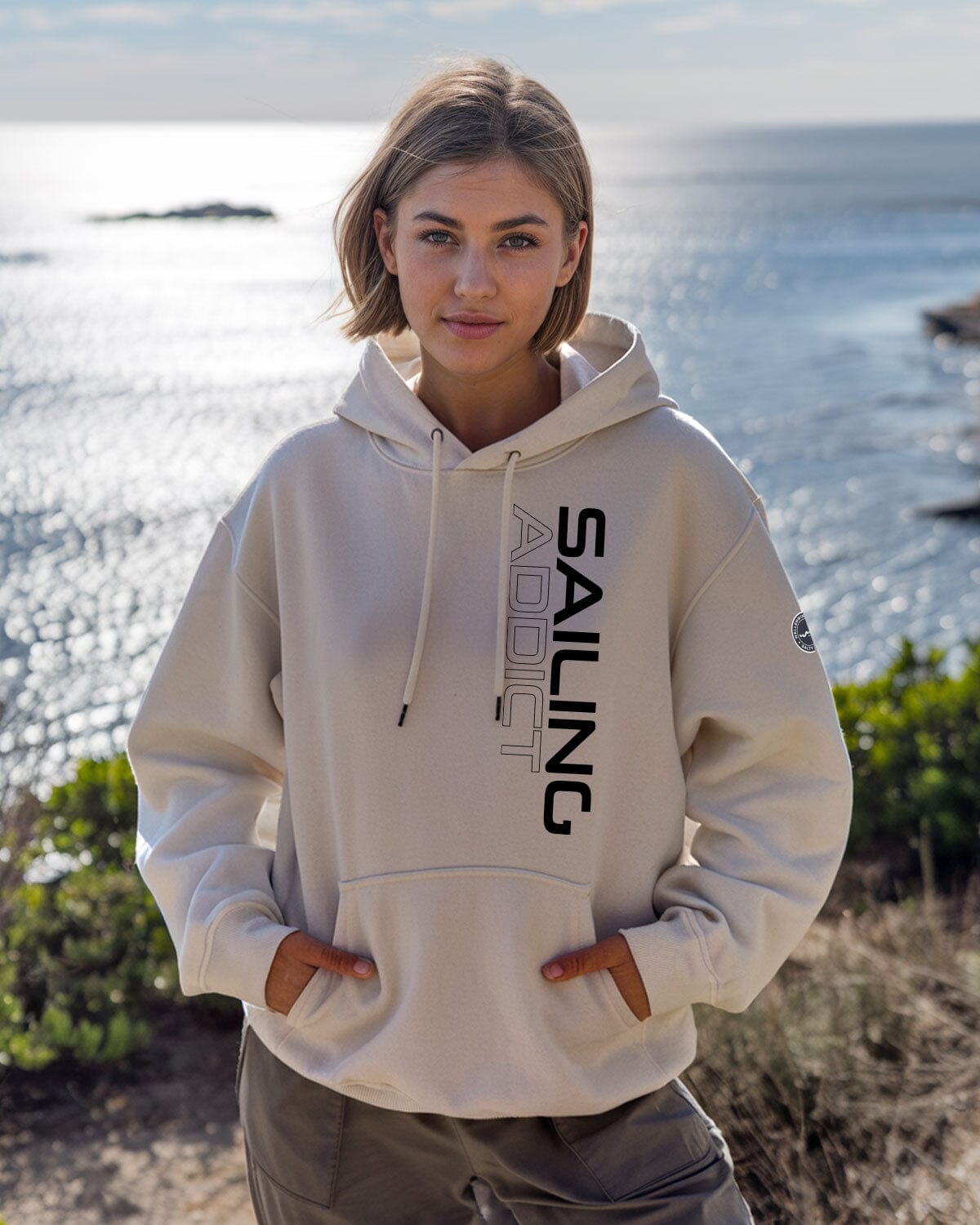 Damen Bio Hoodie mit "sailing addict" Design, perfekt für einen maritimen Freizeit-Look | wellenwind.de | EMSTSU177 naturalraw