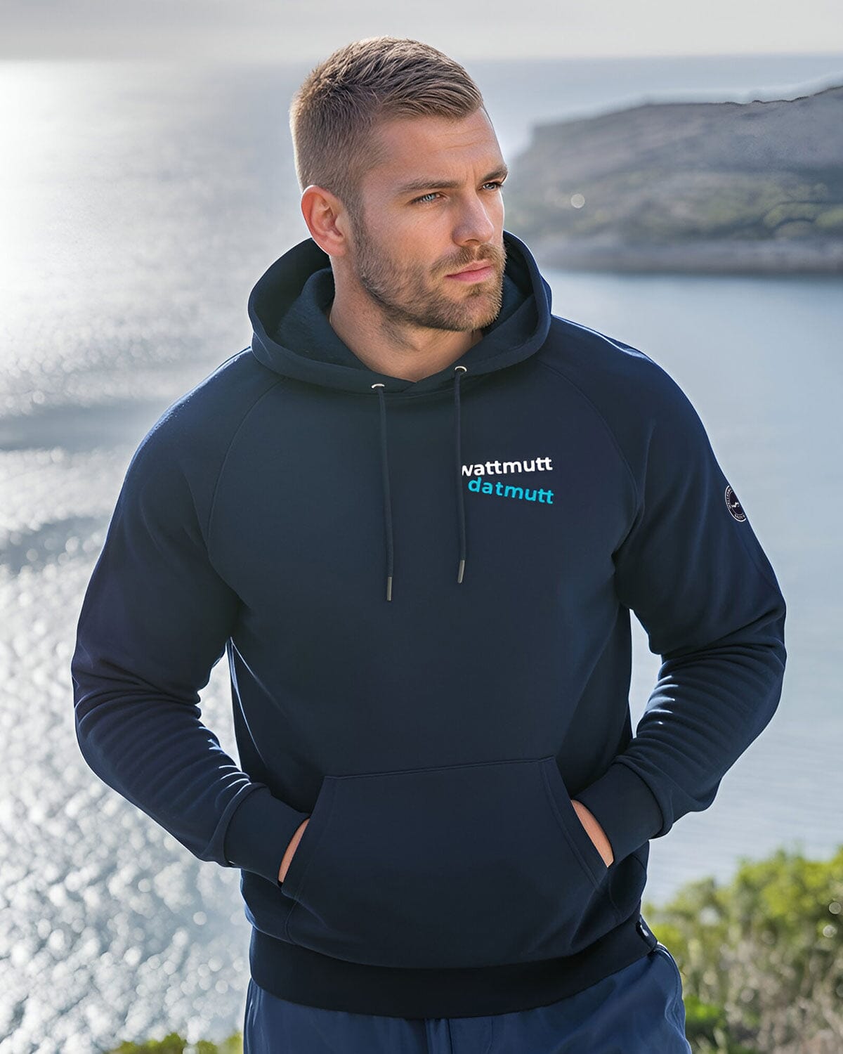 Herren Bio Hoodie mit " wattmutt datmutt" Design, perfekt für einen maritimen Freizeit-Look | EMSTSU177 wellenwind.de | navyblue