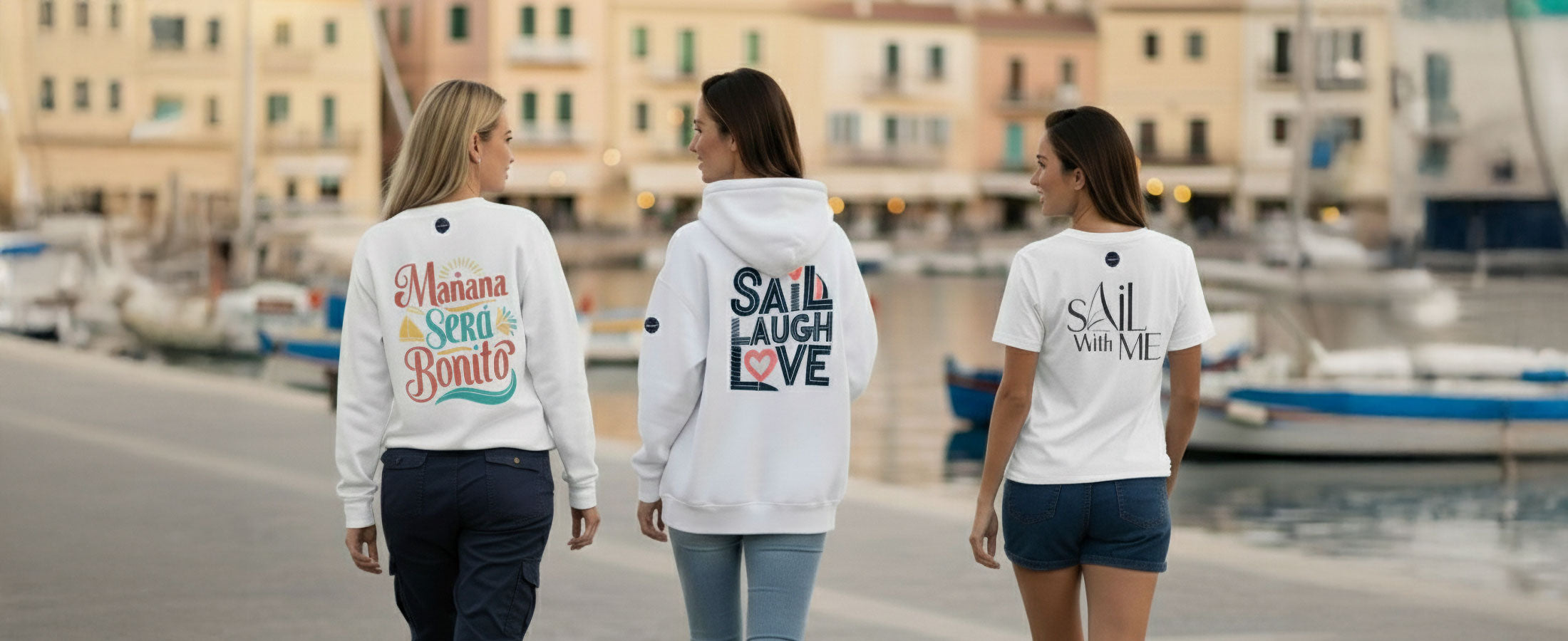 Drei Frauen in maritimen Hoodies & T-Shirt im Hafen – Wellenwind Segelmode