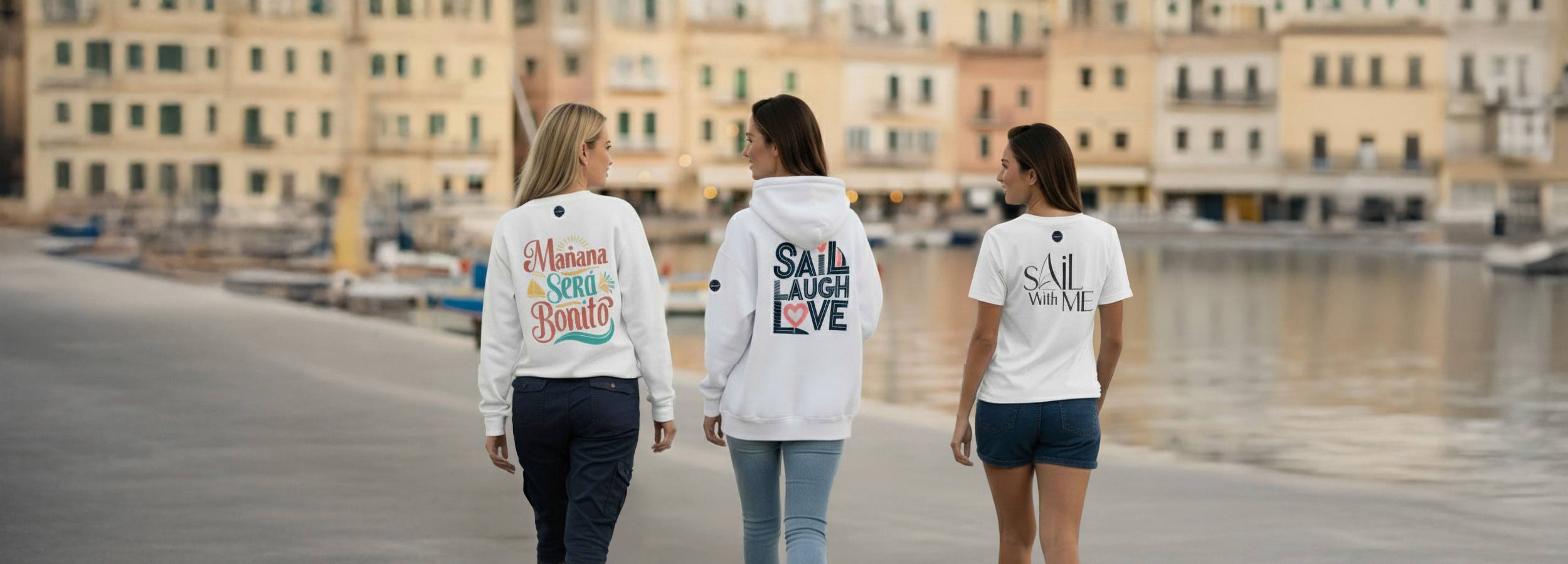 Drei Frauen in maritimen Hoodies & T-Shirt im Hafen – Wellenwind Segelmode