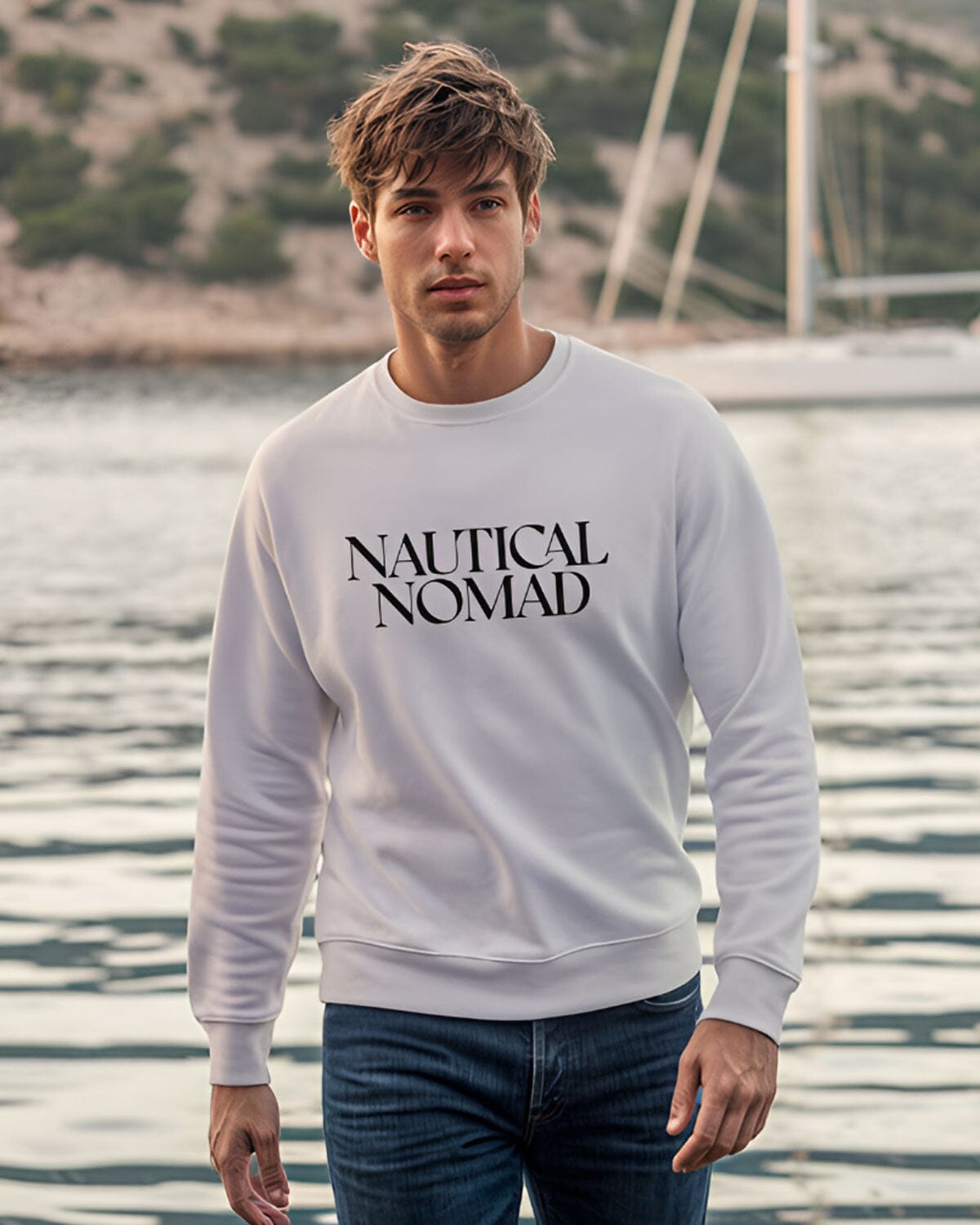 Weicher Bio-Herren Pullover für Segler mit dem Aufdruck Nautical Nomad | wellenwind.de | EMSTSU178 white